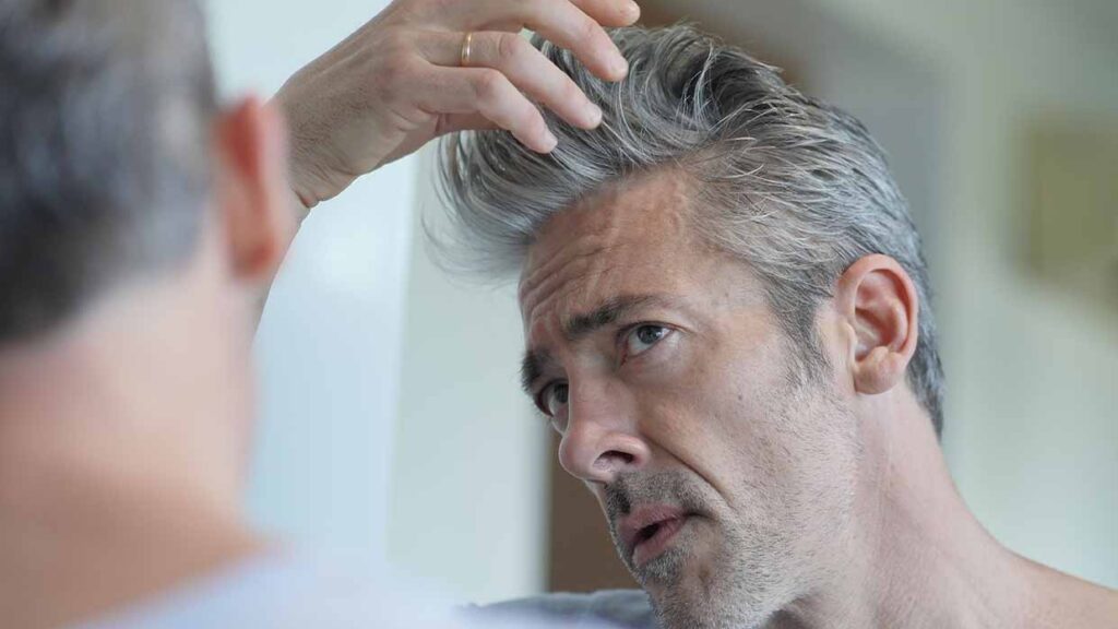 Uomini e cura dei capelli: come prendersi cura dei capelli quando non si è più ‘giovanissimi’