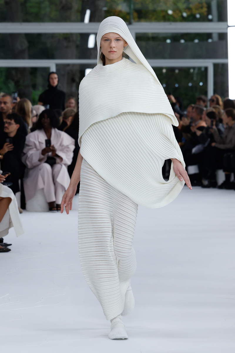 Issey Miyake collezione primavera estate 2025 - Photo courtesy of Issey Miyake