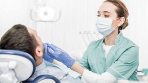 Come sbiancare i denti gialli, ecco la nostra guida